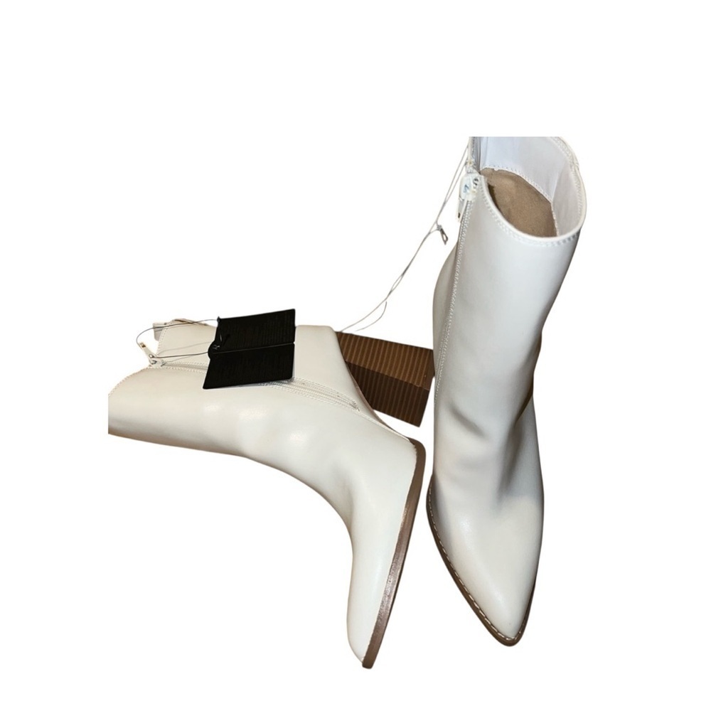 New Forever 21 Chic White Heeled Boots Size 9.